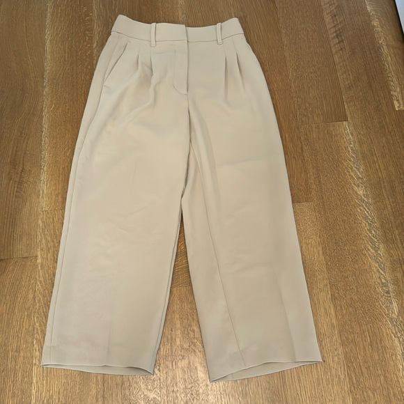 Aritzia The Effortless Pant. Size 4. - Picture 1 of 4